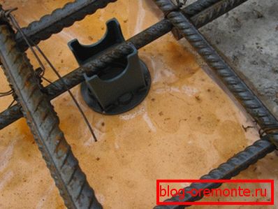 The distance from the formwork to the frame is allocated under a protective layer The distance from the formwork to the frame is allocated under a protective layer