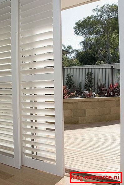 Sliding doors with adjustable slats Sliding doors with adjustable slats