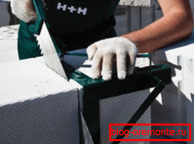 Cutting of a gasket with a knife Cutting of a gasket with a knife