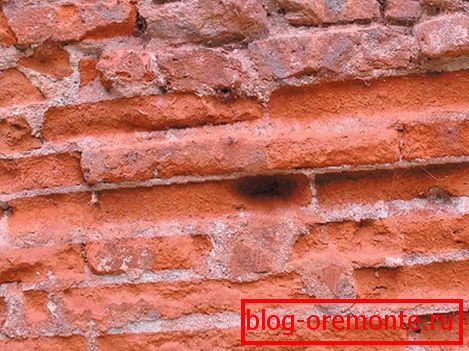 Destruction of masonry facade