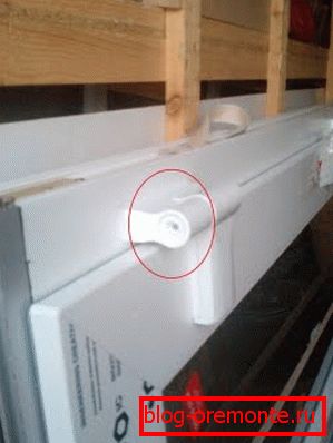 Adjusting screw for raising and lowering the sash adjustment of entrance plastic doors