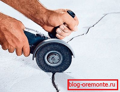 Repair large cracks in the screed