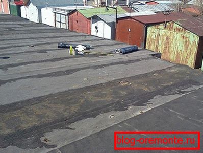 We repair roof of garage with roofing felt