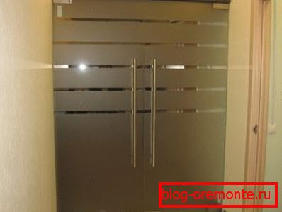 Oar glass door with fastening to the floor and the top of the opening glass door repair