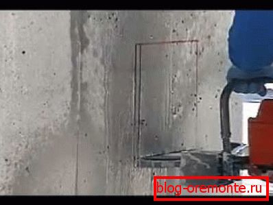 Cutting reinforced concrete with diamond circles manually Cutting reinforced concrete with diamond circles manually