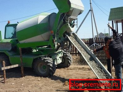 Self-propelled concrete mixer under unloading Self-propelled concrete mixer under unloading