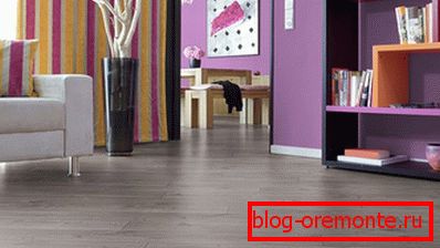 Gray floor on the background of purple walls