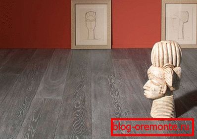 Gray coated and terracotta walls