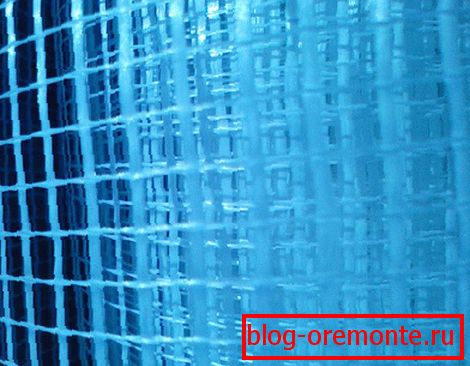 Mesh for the reinforcement of foam