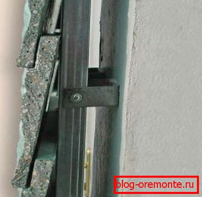 Fastening panels to a vertical metal profile Fastening panels to a vertical metal profile