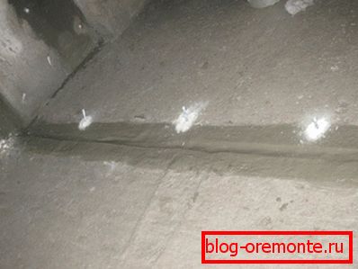 Seam in the screed, filled with sealant and covered with cement mortar Seam in the screed, filled with sealant and covered with cement mortar