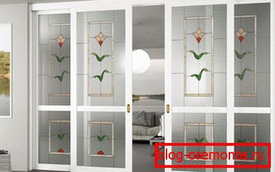 Folding plastic doors with decorative glazing Folding plastic doors with decorative glazing