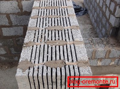 How much it costs to put a claydite-concrete block - depends on the complexity of the construction and qualification of the master.