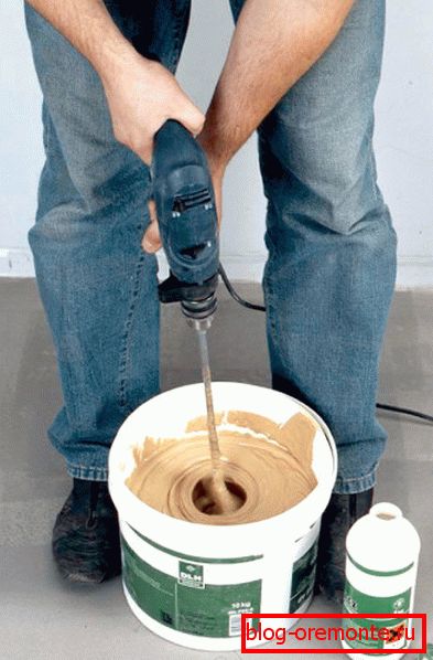 Mix the components of the glue. Mix the components of the glue.