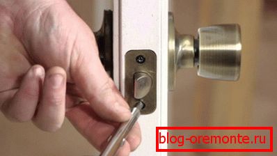 Removing the door lock Removing the door lock