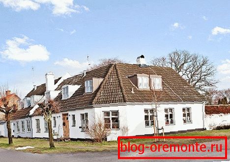 The combination of a dark roof with a white facade