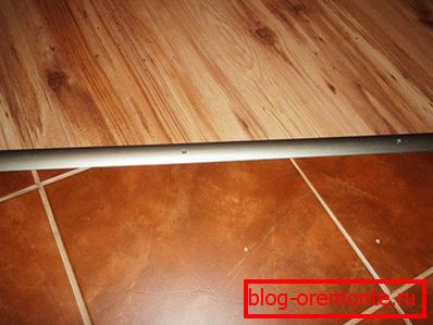 The connection of tiles and linoleum