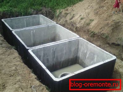 Construction of a three-chamber concrete septic tank. Construction of a three-chamber concrete septic tank.