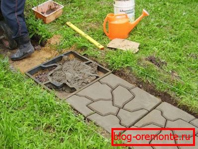 Creating a concrete walkway for the garden Creating a concrete walkway for the garden