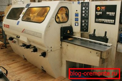 Machine for applying polyurethane glue on the lamella Machine for applying polyurethane glue on the lamella