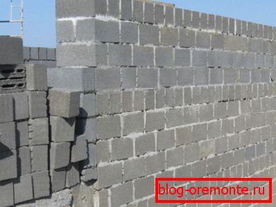 Wall built with claydite-concrete Wall built with claydite-concrete
