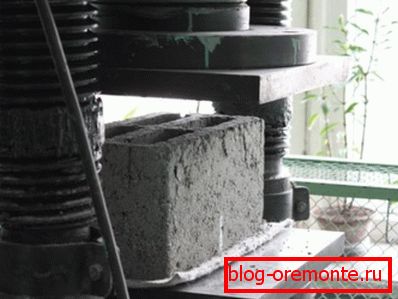 Wall blocks are tested for strength on special equipment. Wall blocks are tested for strength on special equipment.