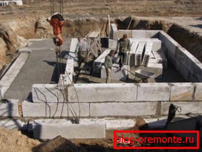 Construction of the foundation of concrete panels Construction of the foundation of concrete panels