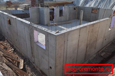 Construction of a monolithic cottage.
