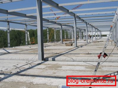 Construction of an industrial building. Floor slabs - reinforced concrete, bearing frame - steel.