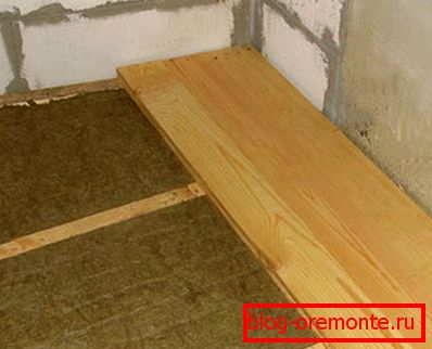Top of the cement logs, mineral wool and a rabbeted board Top of the cement logs, mineral wool and a rabbeted board
