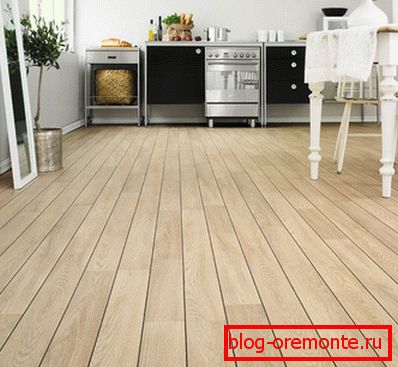 Bright lamellae in the kitchen