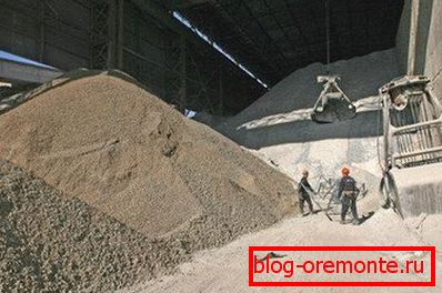 Raw materials for the preparation of concrete solutions are prepared and stored in special storage facilities. Raw materials for the preparation of concrete solutions are prepared and stored in special storage facilities.