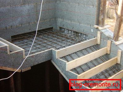 It looks like a metal ladder reinforcement It looks like a metal ladder reinforcement