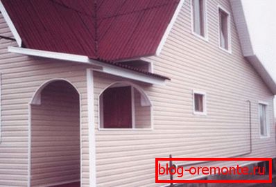 It looks like a simple inexpensive siding on the facade. It looks like a simple inexpensive siding on the facade.