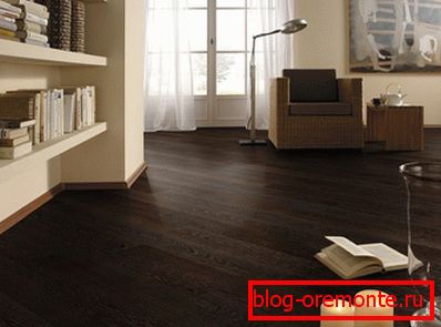 Milky shades of the interior combined with a dark laminate