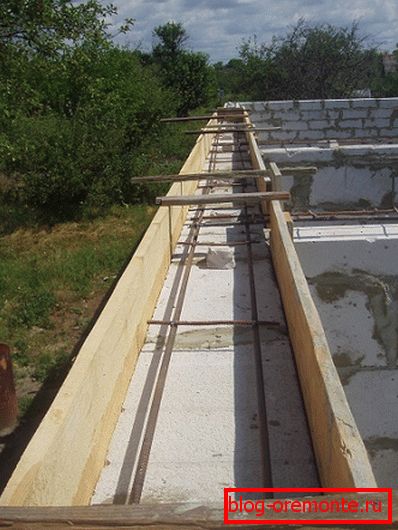 Typical fabrication of reinforcing belts using wooden formwork Typical fabrication of reinforcing belts using wooden formwork