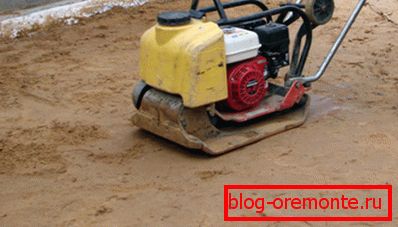 Ramming the drainage layer under the concrete with the help of a vibrating plate Ramming the drainage layer under the concrete with the help of a vibrating plate