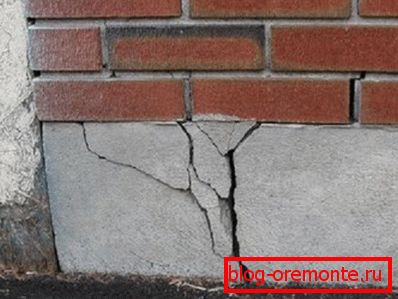 Crack in the foundation due to the poor quality of the solution. Crack in the foundation due to the poor quality of the solution.
