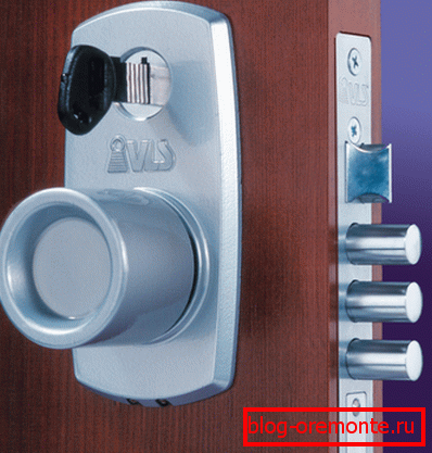Cylinder lock on wooden entrance door Cylinder lock on wooden entrance door