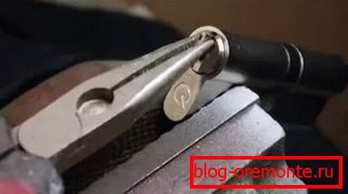 Chipping with round pliers Chipping with round pliers