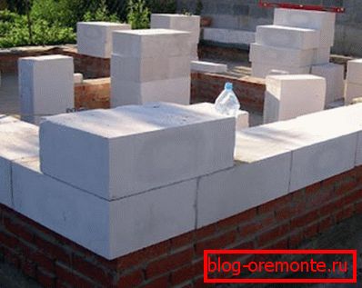 The corner block is laid on top of the first row. The corner block is laid on top of the first row.