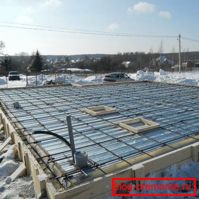 Laying reinforcement before pouring Laying reinforcement before pouring