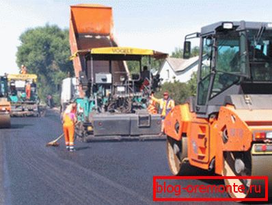 Laying asphalt on the base Laying asphalt on the base