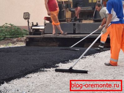 Laying asphalt on the rubble pillow Laying asphalt on the rubble pillow