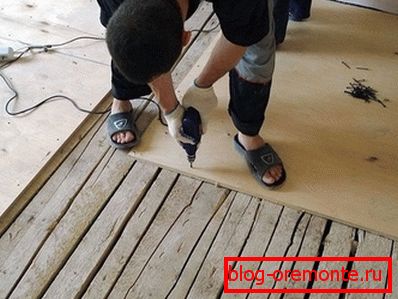 Fasten the sheets to the wooden floor
