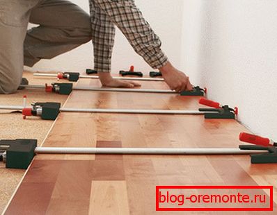 Laying laminate on glue
