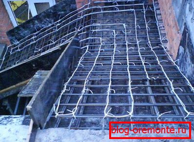 Laying the heating wire on reinforced rods Laying the heating wire on reinforced rods