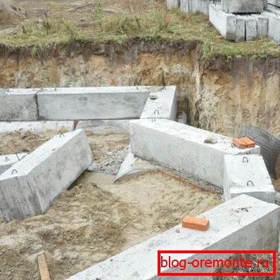 Blocks are placed so that the vertical joints do not match Blocks are placed so that the vertical joints do not match