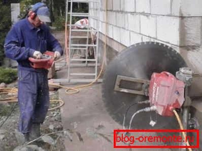 Remotely controlled cutting of reinforced concrete with diamond circles Remotely controlled cutting of reinforced concrete with diamond circles