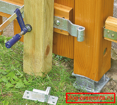 Installing the gate and fixing it in the correct position Installing the gate and fixing it in the correct position
